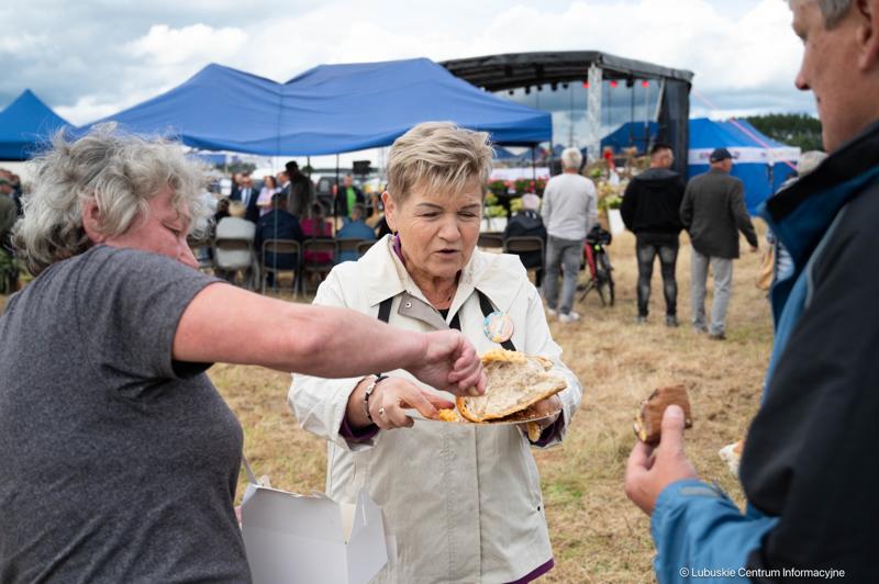 Członek Zarządu Województwa Lubuskiego Anna Chinalska wzięła udział w dożynkach gminnych, które odbyły się 23 sierpnia 2025 r. w Marcinowicach.