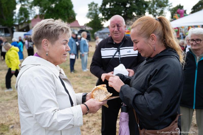 Członek Zarządu Województwa Lubuskiego Anna Chinalska wzięła udział w dożynkach gminnych, które odbyły się 23 sierpnia 2025 r. w Marcinowicach.