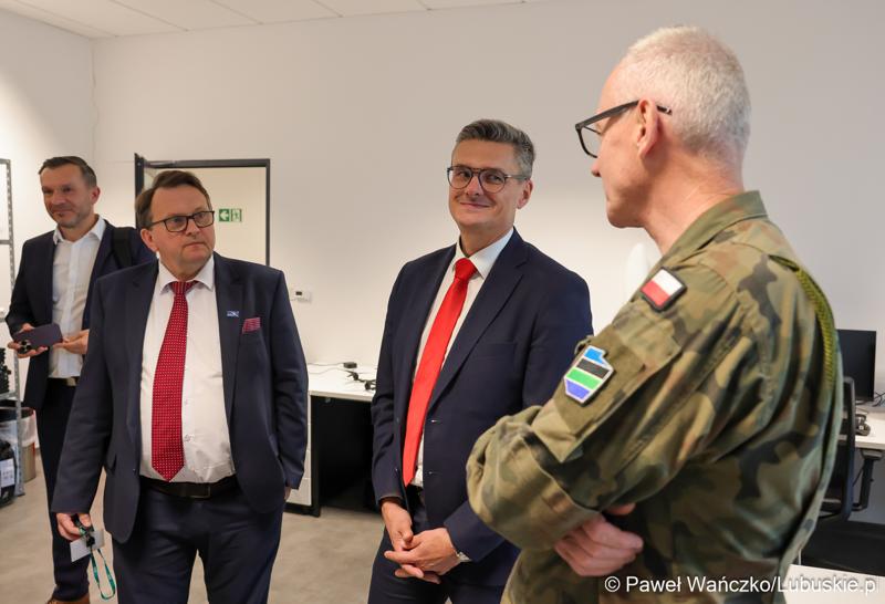 Spotkanie marszałka województwa lubuskiego Sebastiana Ciemnoczołowskiego z gen. bryg. Mirosławem Bodnarem, dowódcą wojsk dronowych w Parku Technologii Kosmicznych w Zielonej Górze-Nowym Kisielinie