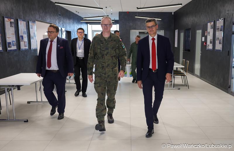 Spotkanie marszałka województwa lubuskiego Sebastiana Ciemnoczołowskiego z gen. bryg. Mirosławem Bodnarem, dowódcą wojsk dronowych w Parku Technologii Kosmicznych w Zielonej Górze-Nowym Kisielinie