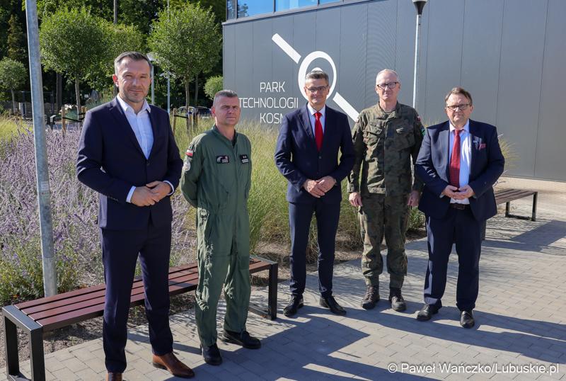 Spotkanie marszałka województwa lubuskiego Sebastiana Ciemnoczołowskiego z gen. bryg. Mirosławem Bodnarem, dowódcą wojsk dronowych w Parku Technologii Kosmicznych w Zielonej Górze-Nowym Kisielinie