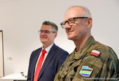 Spotkanie marszałka województwa lubuskiego Sebastiana Ciemnoczołowskiego z gen. bryg. Mirosławem Bodnarem, dowódcą wojsk dronowych w Parku Technologii Kosmicznych w Zielonej Górze-Nowym Kisielinie 