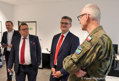 Spotkanie marszałka województwa lubuskiego Sebastiana Ciemnoczołowskiego z gen. bryg. Mirosławem Bodnarem, dowódcą wojsk dronowych w Parku Technologii Kosmicznych w Zielonej Górze-Nowym Kisielinie 