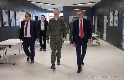Spotkanie marszałka województwa lubuskiego Sebastiana Ciemnoczołowskiego z gen. bryg. Mirosławem Bodnarem, dowódcą wojsk dronowych w Parku Technologii Kosmicznych w Zielonej Górze-Nowym Kisielinie 