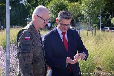 Spotkanie marszałka województwa lubuskiego Sebastiana Ciemnoczołowskiego z gen. bryg. Mirosławem Bodnarem, dowódcą wojsk dronowych w Parku Technologii Kosmicznych w Zielonej Górze-Nowym Kisielinie 