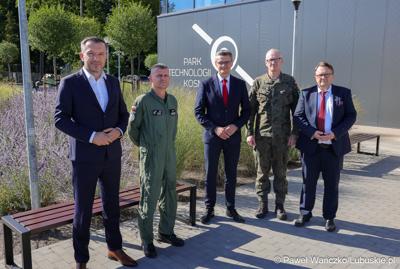 Spotkanie marszałka województwa lubuskiego Sebastiana Ciemnoczołowskiego z gen. bryg. Mirosławem Bodnarem, dowódcą wojsk dronowych w Parku Technologii Kosmicznych w Zielonej Górze-Nowym Kisielinie 