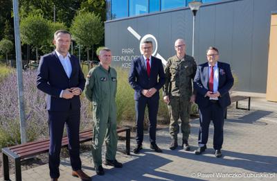 Spotkanie marszałka województwa lubuskiego Sebastiana Ciemnoczołowskiego z gen. bryg. Mirosławem Bodnarem, dowódcą wojsk dronowych w Parku Technologii Kosmicznych w Zielonej Górze-Nowym Kisielinie 