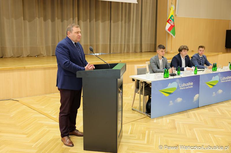 Wicemarszałek Województwa Lubuskiego Grzegorz Potęga przemawia do uczestników V Sesji Młodzieżowego Sejmiku Województwa Lubuskiego w Zielonej Górze