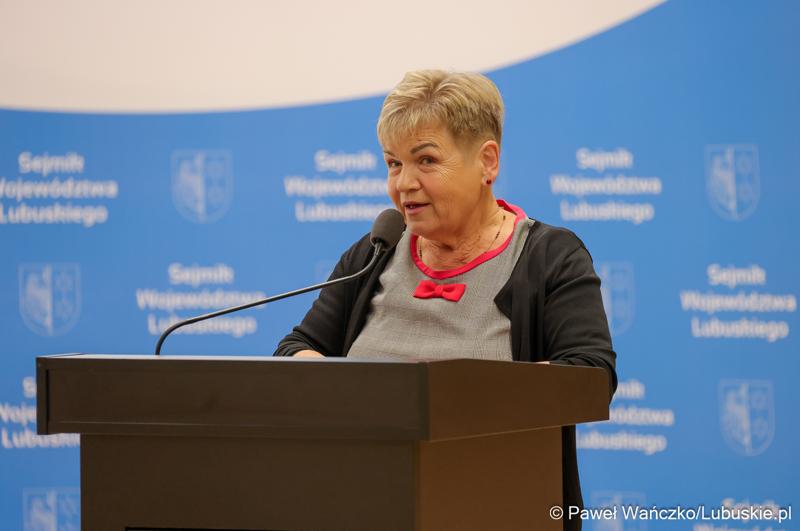 Członkini Zarządu Województwa Lubuskiego Anna Chinalska przemawia do uczestników V Sesji Młodzieżowego Sejmiku Województwa Lubuskiego w Zielonej Górze