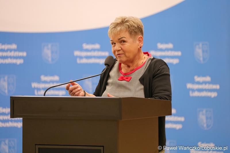 Członkini Zarządu Województwa Lubuskiego Anna Chinalska przemawia do uczestników V Sesji Młodzieżowego Sejmiku Województwa Lubuskiego w Zielonej Górze