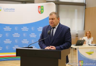 Wicemarszałek Województwa Lubuskiego Grzegorz Potęga przemawia do uczestników V Sesji Młodzieżowego Sejmiku Województwa Lubuskiego w Zielonej Górze
