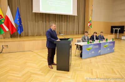 Wicemarszałek Województwa Lubuskiego Grzegorz Potęga przemawia do uczestników V Sesji Młodzieżowego Sejmiku Województwa Lubuskiego w Zielonej Górze
