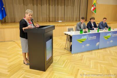Członkini Zarządu Województwa Lubuskiego Anna Chinalska przemawia do uczestników V Sesji Młodzieżowego Sejmiku Województwa Lubuskiego w Zielonej Górze
