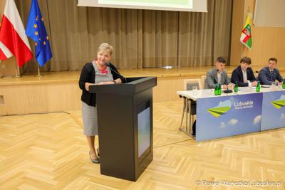 Członkini Zarządu Województwa Lubuskiego Anna Chinalska przemawia do uczestników V Sesji Młodzieżowego Sejmiku Województwa Lubuskiego w Zielonej Górze