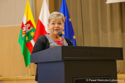 Członkini Zarządu Województwa Lubuskiego Anna Chinalska przemawia do uczestników V Sesji Młodzieżowego Sejmiku Województwa Lubuskiego w Zielonej Górze