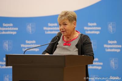 Członkini Zarządu Województwa Lubuskiego Anna Chinalska przemawia do uczestników V Sesji Młodzieżowego Sejmiku Województwa Lubuskiego w Zielonej Górze