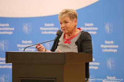 Członkini Zarządu Województwa Lubuskiego Anna Chinalska przemawia do uczestników V Sesji Młodzieżowego Sejmiku Województwa Lubuskiego w Zielonej Górze