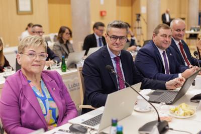 W poniedziałek (15 września 2025 r.) w urzędzie marszałkowskim w Zielonej Górze odbyła się XIII zwyczajna sesja Sejmiku Województwa Lubuskiego