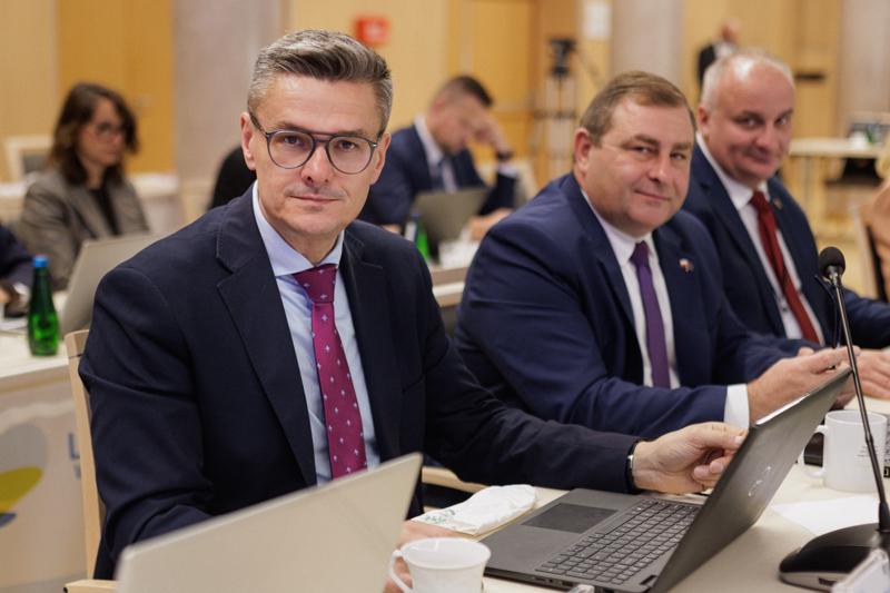 W poniedziałek (15 września 2025 r.) w urzędzie marszałkowskim w Zielonej Górze odbyła się XIII zwyczajna sesja Sejmiku Województwa Lubuskiego