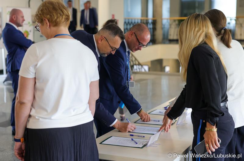 Uczestnicy wrześniowej Sesji Sejmiku VII kadencji