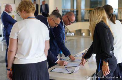 Uczestnicy wrześniowej Sesji Sejmiku VII kadencji 