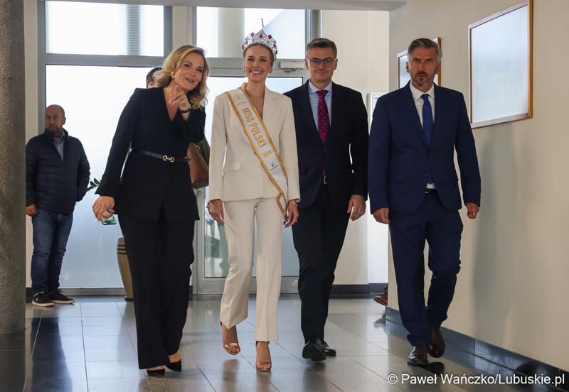 Marszałek Województwa Lubuskiego Sebastian Ciemnoczołowski (drugi z prawej), Poseł na Sejm RP Waldemar Sługocki „Ambasadorka Województwa Lubuskiego” Oliwia Mikulska - Miss Polski 2025 oraz przewodnicząca Sejmiku Anna Synowiec