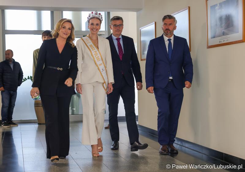 Marszałek Województwa Lubuskiego Sebastian Ciemnoczołowski (drugi z prawej), Poseł na Sejm RP Waldemar Sługocki „Ambasadorka Województwa Lubuskiego” Oliwia Mikulska - Miss Polski 2025 oraz przewodnicząca Sejmiku Anna Synowiec