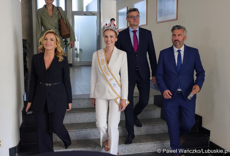 Marszałek Województwa Lubuskiego Sebastian Ciemnoczołowski (drugi z prawej), Poseł na Sejm RP Waldemar Sługocki „Ambasadorka Województwa Lubuskiego” Oliwia Mikulska - Miss Polski 2025 oraz przewodnicząca Sejmiku Anna Synowiec