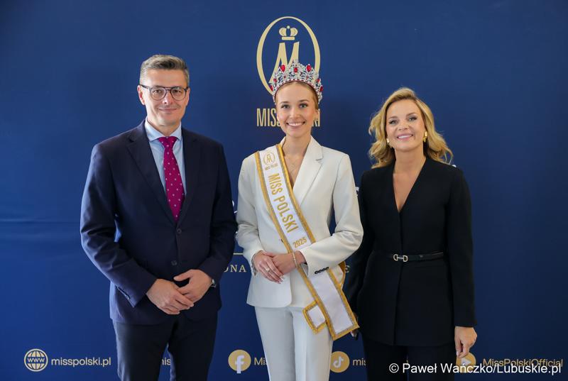 Od lewej: Marszałek Województwa Lubuskiego Sebastian Ciemnoczołowski, „Ambasadorka Województwa Lubuskiego” Oliwia Mikulska - Miss Polski 2025 oraz przewodnicząca Sejmiku Anna Synowiec