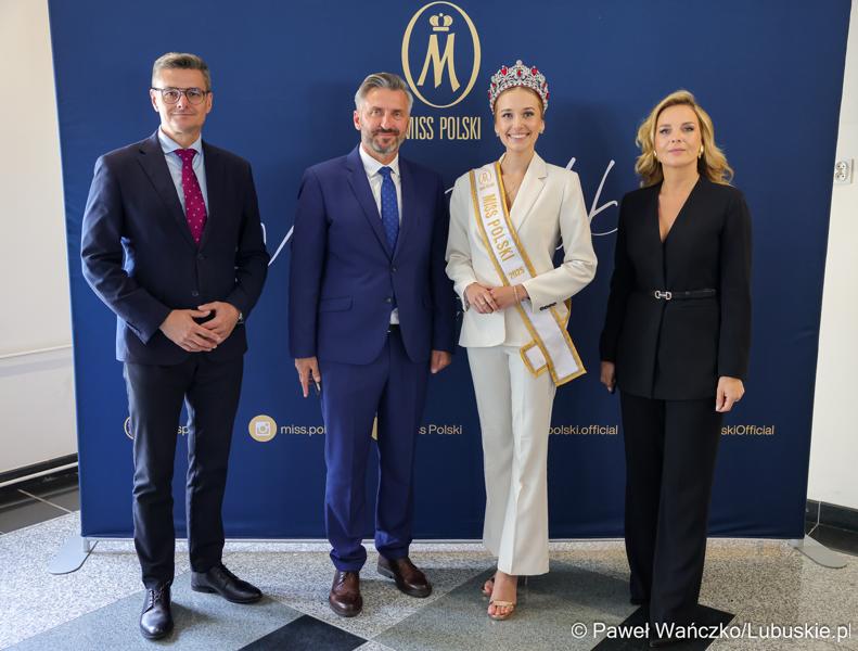 Od lewej: Marszałek Województwa Lubuskiego Sebastian Ciemnoczołowski, Poseł na Sejm RP Waldemar Sługocki „Ambasadorka Województwa Lubuskiego” Oliwia Mikulska - Miss Polski 2025 oraz przewodnicząca Sejmiku Anna Synowiec