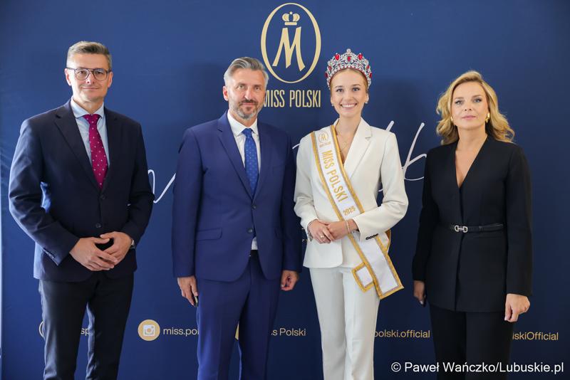 Od lewej: Marszałek Województwa Lubuskiego Sebastian Ciemnoczołowski, Poseł na Sejm RP Waldemar Sługocki „Ambasadorka Województwa Lubuskiego” Oliwia Mikulska - Miss Polski 2025 oraz przewodnicząca Sejmiku Anna Synowiec