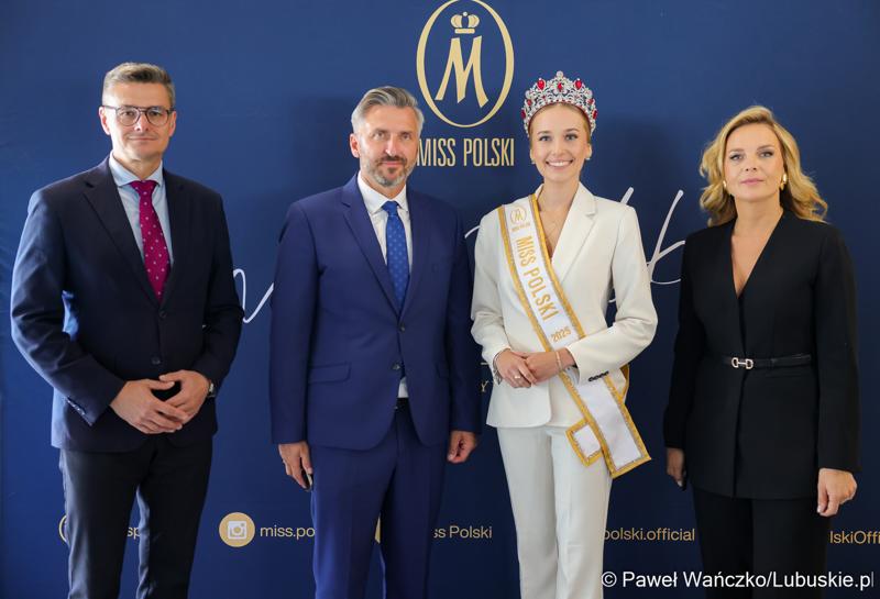 Od lewej: Marszałek Województwa Lubuskiego Sebastian Ciemnoczołowski, Poseł na Sejm RP Waldemar Sługocki „Ambasadorka Województwa Lubuskiego” Oliwia Mikulska - Miss Polski 2025 oraz przewodnicząca Sejmiku Anna Synowiec