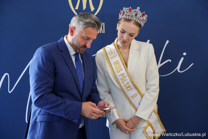Pamiątkowe zdjęcie z „Ambasadorką Województwa Lubuskiego” Oliwią Mikulską - Miss Polski 2025