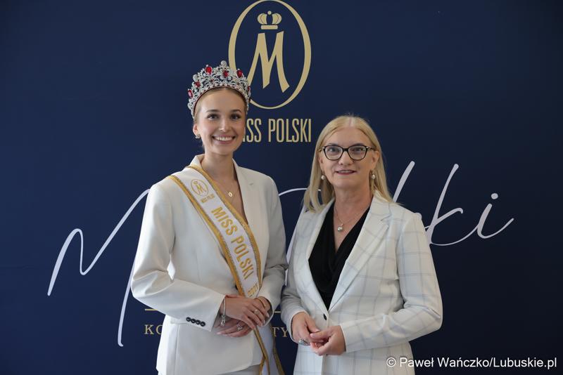 Pamiątkowe zdjęcie z „Ambasadorką Województwa Lubuskiego” Oliwią Mikulską - Miss Polski 2025