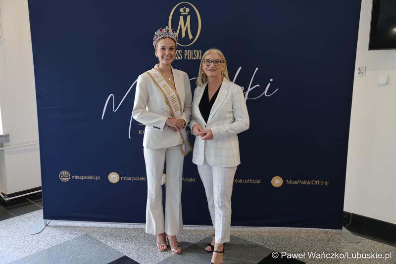 Pamiątkowe zdjęcie z „Ambasadorką Województwa Lubuskiego” Oliwią Mikulską - Miss Polski 2025