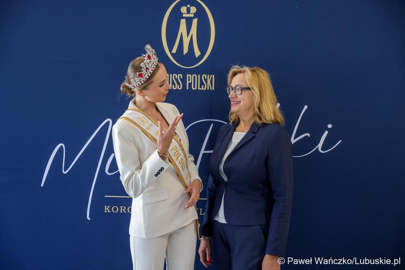 Pamiątkowe zdjęcie z „Ambasadorką Województwa Lubuskiego” Oliwią Mikulską - Miss Polski 2025