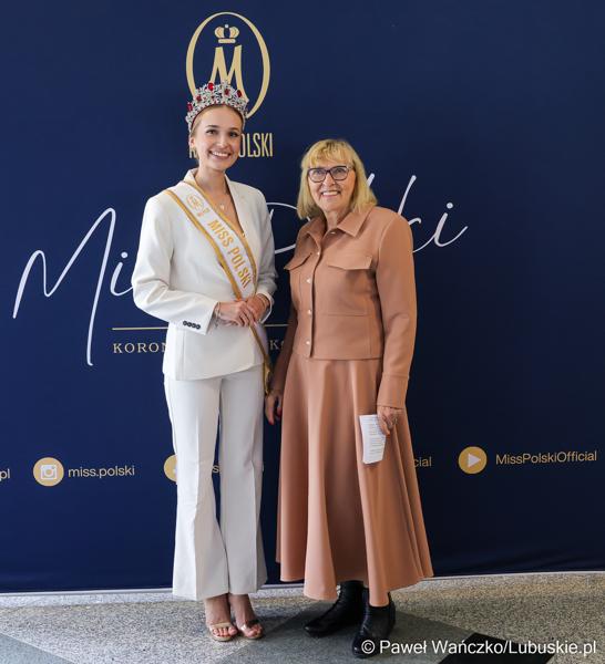 Pamiątkowe zdjęcie z „Ambasadorką Województwa Lubuskiego” Oliwią Mikulską - Miss Polski 2025