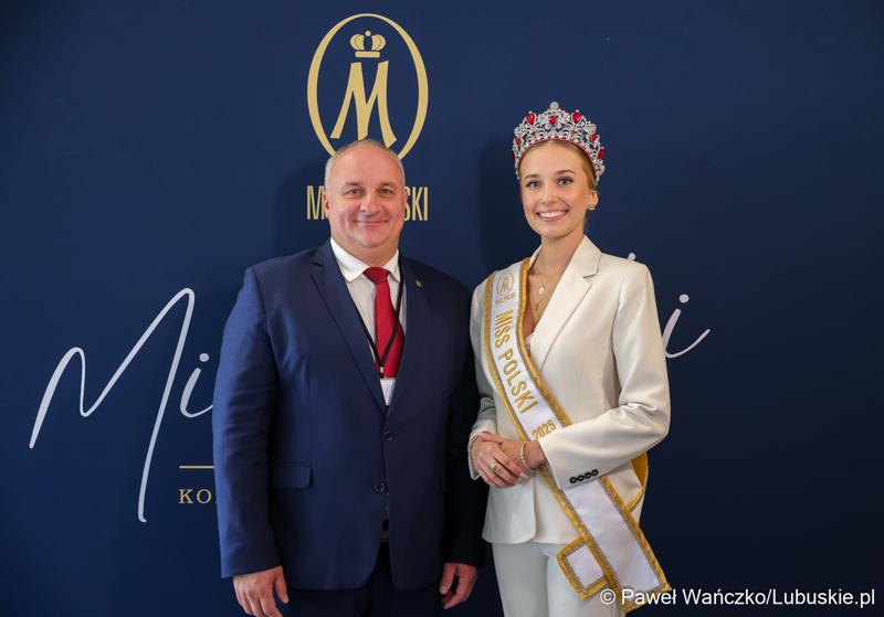 Pamiątkowe zdjęcie z „Ambasadorką Województwa Lubuskiego” Oliwią Mikulską - Miss Polski 2025