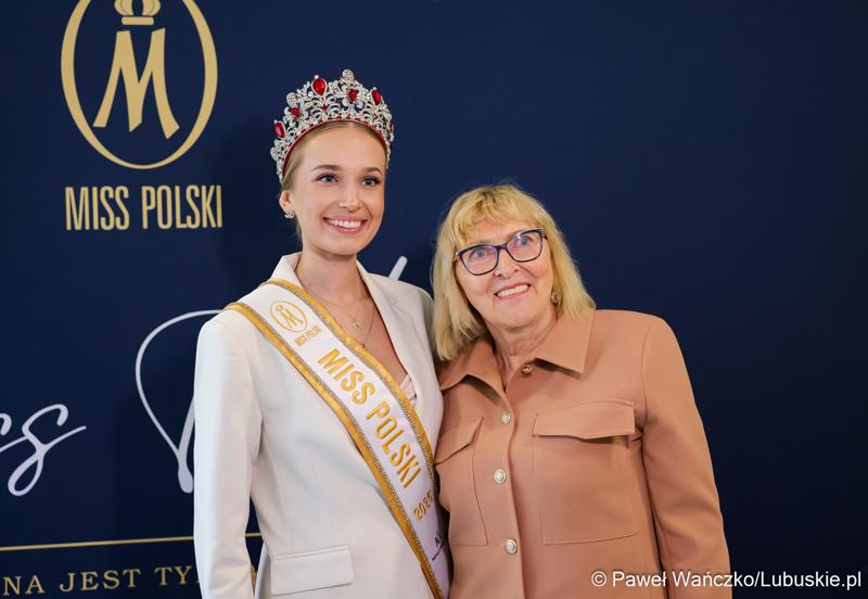 Pamiątkowe zdjęcie z „Ambasadorką Województwa Lubuskiego” Oliwią Mikulską - Miss Polski 2025