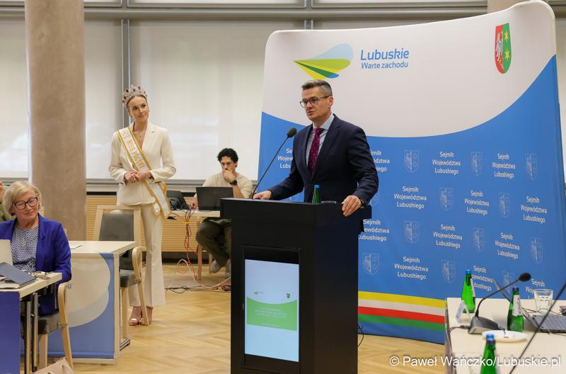 Marszałek Województwa Lubuskiego Sebastian Ciemnoczołowski oraz przewodnicząca Sejmiku Anna Synowiec wręczyli tytuł „Ambasadora Województwa Lubuskiego” Oliwii Mikulskiej - Miss Polski 2025.