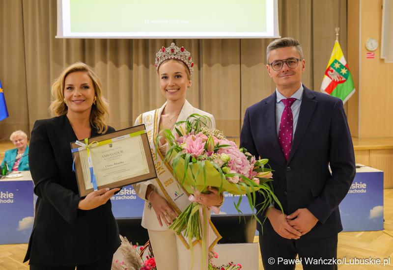 Marszałek Województwa Lubuskiego Sebastian Ciemnoczołowski oraz przewodnicząca Sejmiku Anna Synowiec wręczyli tytuł „Ambasadora Województwa Lubuskiego” Oliwii Mikulskiej - Miss Polski 2025.