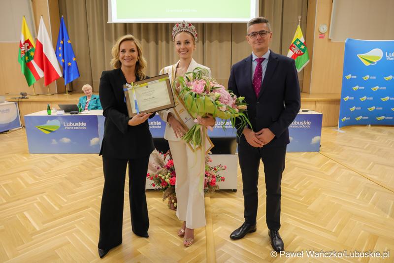 Marszałek Województwa Lubuskiego Sebastian Ciemnoczołowski oraz przewodnicząca Sejmiku Anna Synowiec wręczyli tytuł „Ambasadora Województwa Lubuskiego” Oliwii Mikulskiej - Miss Polski 2025.