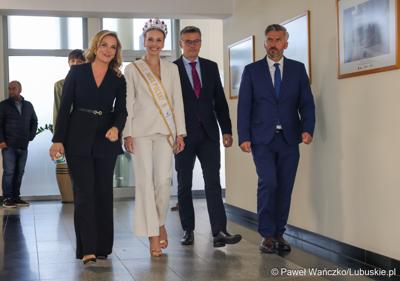 Marszałek Województwa Lubuskiego Sebastian Ciemnoczołowski (drugi z prawej), Poseł na Sejm RP Waldemar Sługocki „Ambasadorka Województwa Lubuskiego” Oliwia Mikulska - Miss Polski 2025 oraz przewodnicząca Sejmiku Anna Synowiec
