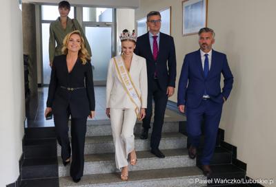 Marszałek Województwa Lubuskiego Sebastian Ciemnoczołowski (drugi z prawej), Poseł na Sejm RP Waldemar Sługocki „Ambasadorka Województwa Lubuskiego” Oliwia Mikulska - Miss Polski 2025 oraz przewodnicząca Sejmiku Anna Synowiec