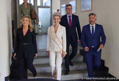 Marszałek Województwa Lubuskiego Sebastian Ciemnoczołowski (drugi z prawej), Poseł na Sejm RP Waldemar Sługocki „Ambasadorka Województwa Lubuskiego” Oliwia Mikulska - Miss Polski 2025 oraz przewodnicząca Sejmiku Anna Synowiec