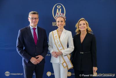 Od lewej: Marszałek Województwa Lubuskiego Sebastian Ciemnoczołowski, „Ambasadorka Województwa Lubuskiego” Oliwia Mikulska - Miss Polski 2025 oraz przewodnicząca Sejmiku Anna Synowiec