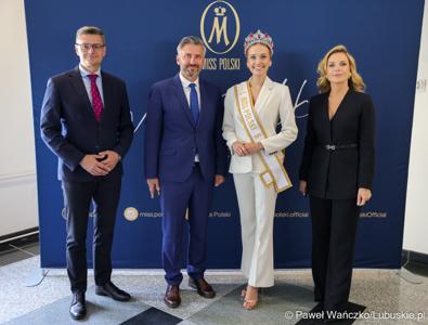 Od lewej: Marszałek Województwa Lubuskiego Sebastian Ciemnoczołowski, Poseł na Sejm RP Waldemar Sługocki „Ambasadorka Województwa Lubuskiego” Oliwia Mikulska - Miss Polski 2025 oraz przewodnicząca Sejmiku Anna Synowiec