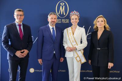 Od lewej: Marszałek Województwa Lubuskiego Sebastian Ciemnoczołowski, Poseł na Sejm RP Waldemar Sługocki „Ambasadorka Województwa Lubuskiego” Oliwia Mikulska - Miss Polski 2025 oraz przewodnicząca Sejmiku Anna Synowiec