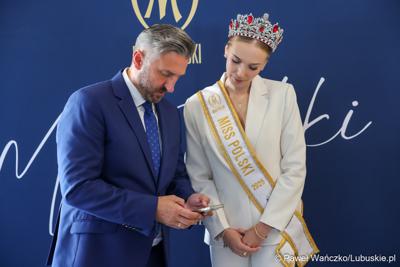Pamiątkowe zdjęcie z „Ambasadorką Województwa Lubuskiego” Oliwią Mikulską - Miss Polski 2025