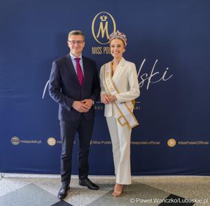 Marszałek Województwa Lubuskiego Sebastian Ciemnoczołowski oraz „Ambasadorka Województwa Lubuskiego” Oliwia Mikulska - Miss Polski 2025.